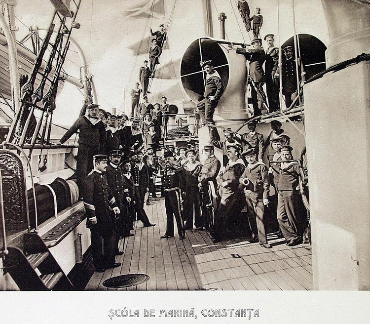 Grup de ofițeri și soldați la bordul crucițătorului "Elisabeta". În centru, contraamiralul Eustațiu Sebastian.