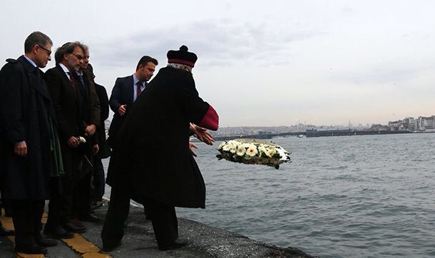 03 septembrie 2000, rudele victimelor de pe „Struma” plâng în timpul unui serviciu memorial în largul coastei de la Istanbul, Turcia.