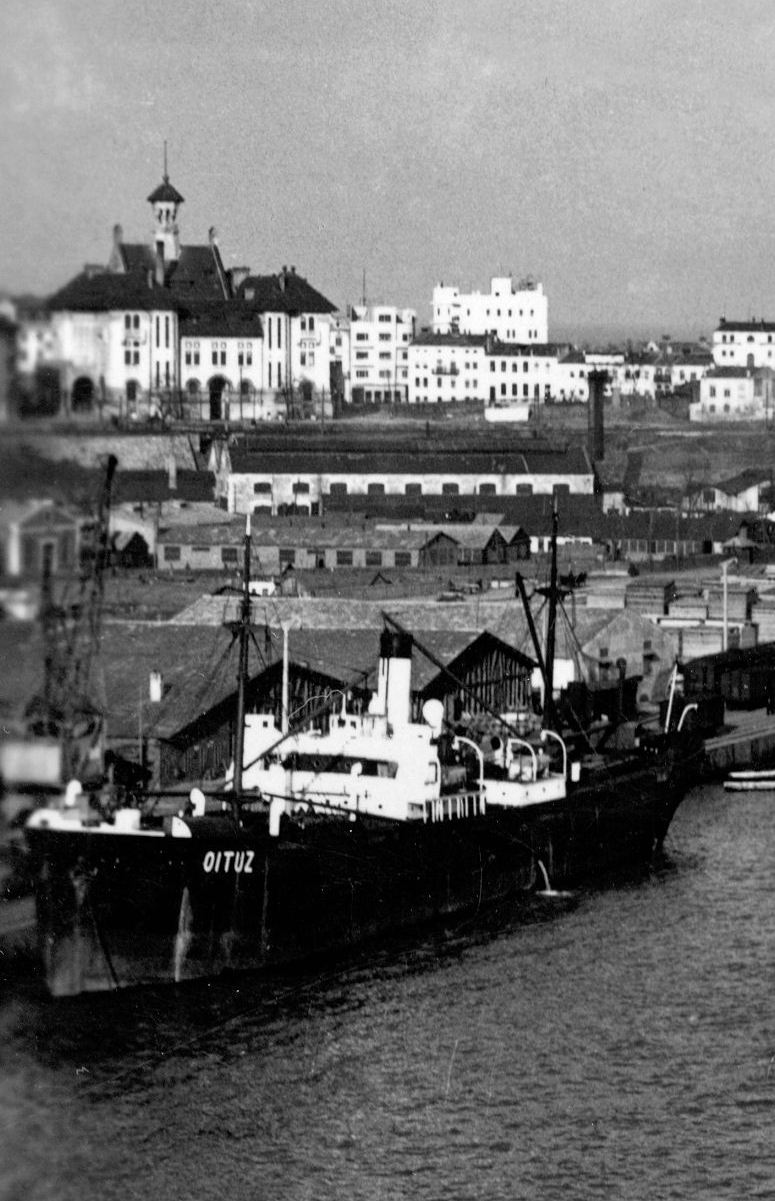 Cargoul "Oituz", aici acostat în bazinul vechi al portului Constanța, a fost de asemenea, o navă care a avut-o la comandă pe Irina Vlassopol.