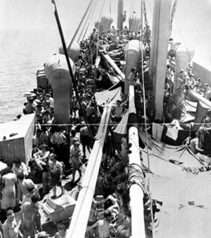 Înghesuială și condiții inumane la bordul unei nave de transport al emigranților evrei.