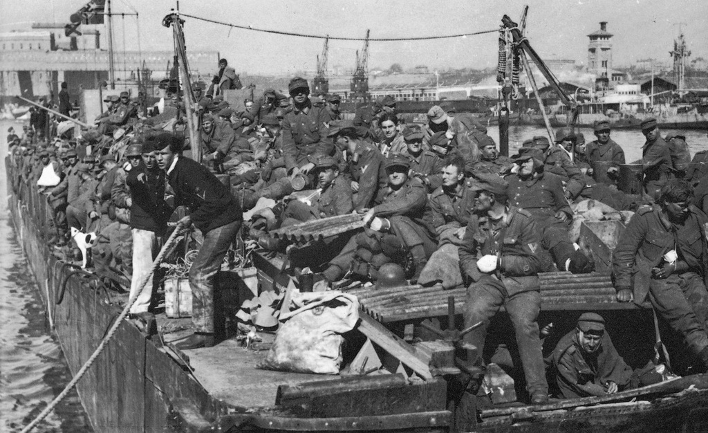 Militari germani salvați din Crimeea cu nave militare românești, ajunși în portul Constanța.