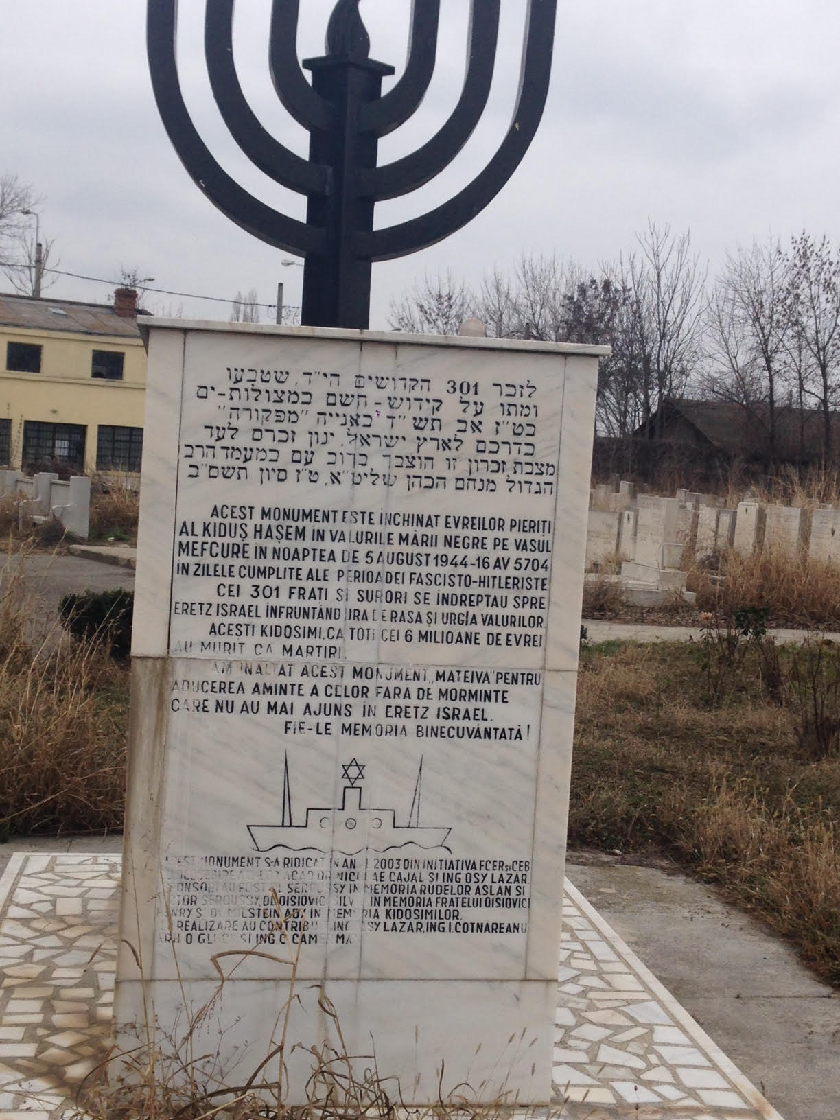 Monument ridicat în anul 2003 în memoria victimelor de pe "Mefkure".