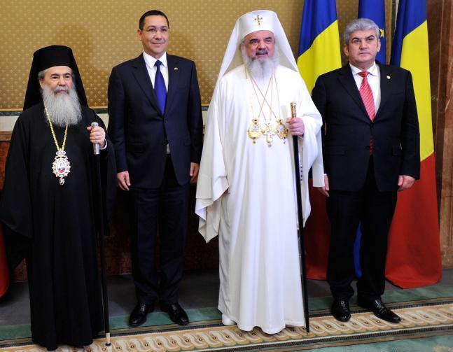 Patriarhul Teofil al III-lea al Ierusalimului, Victor Ponta, presedinte al PSD, Patriarhul Daniel al Romaniei si vicepremierul Gabriel Oprea (27 octombrie 2014).