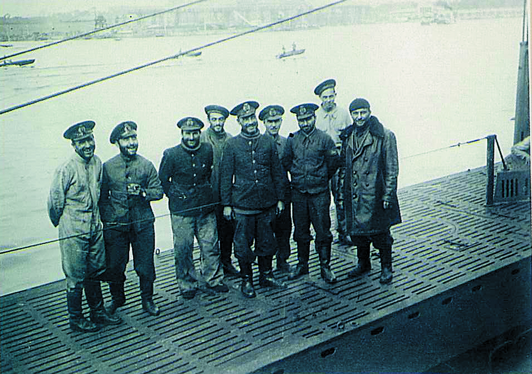 O parte din echipajul submarinului "Delfinul", după întoarcerea din misiune (17 septembrie 1941).