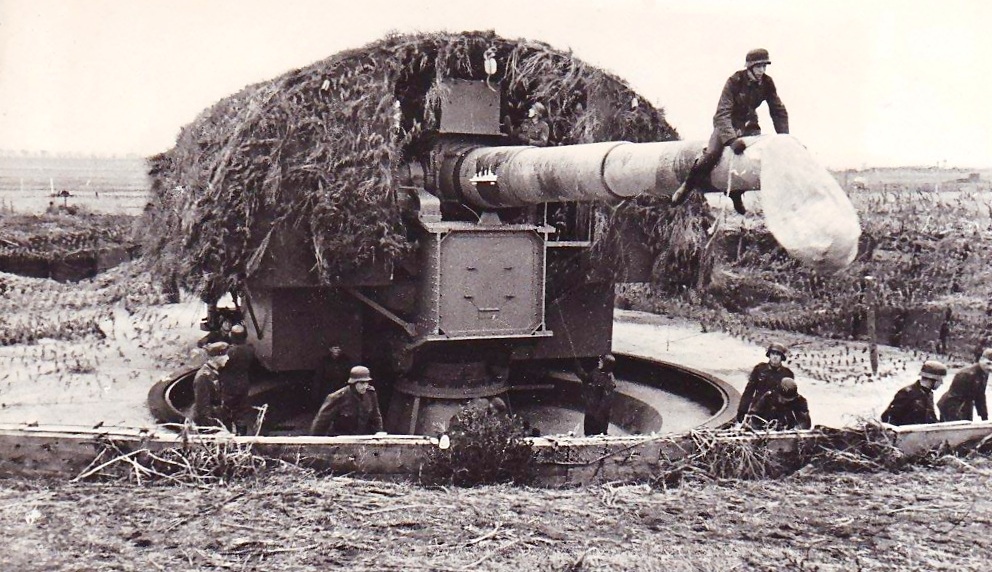 Unul dintre cele trei tunuri de 280 mm ale bateriei "Tirpitz", Constanța. Pe țeava tunului se remarcă silueta distrugătorului "Moskva", pictată ca o dovadă a scufundării acestei nave de către bateria germană.