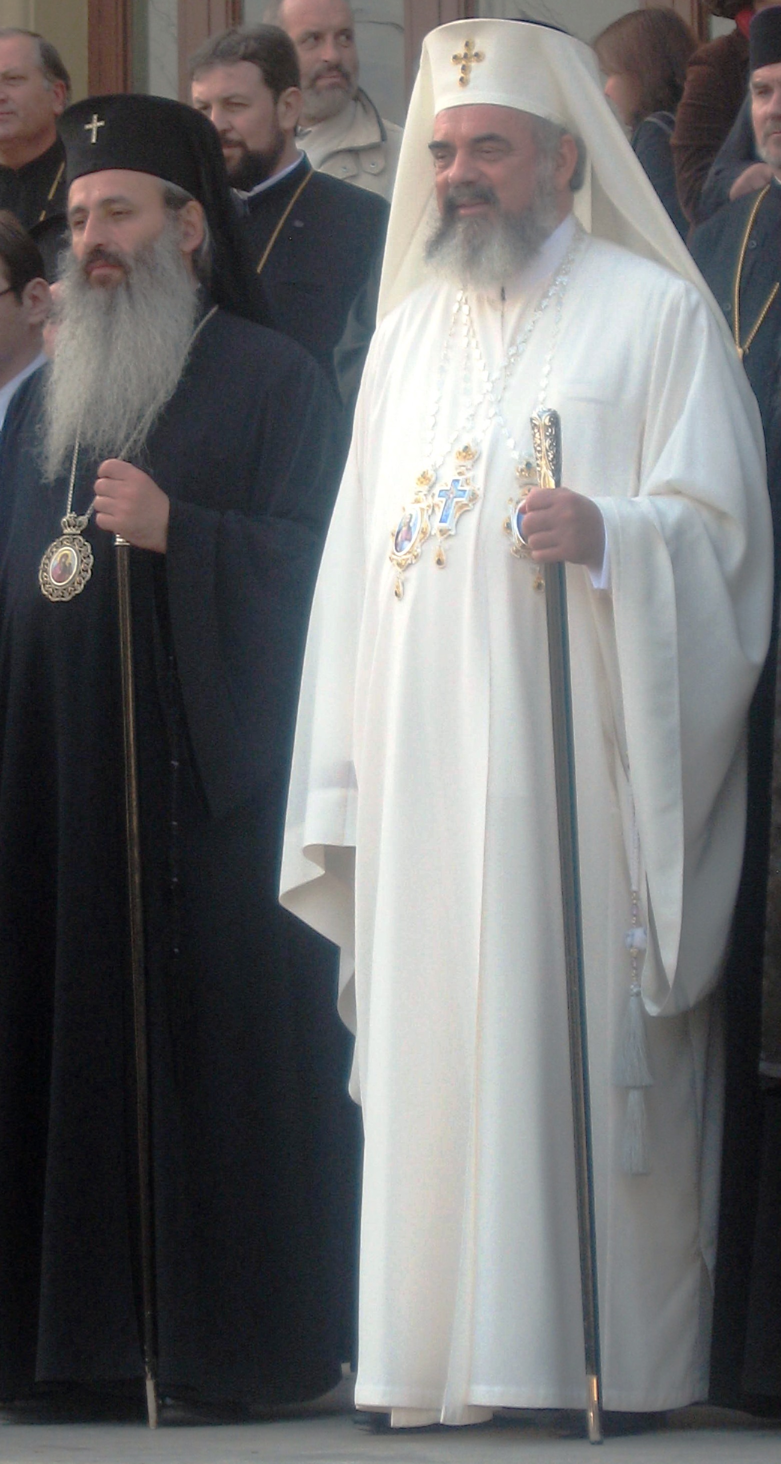 Dintre toți reprezentanții Bisericilor ortodoxe din întreaga lume, numai Patriarhul Daniel poartă veșminte albe, asemenea Papei de la Roma. 