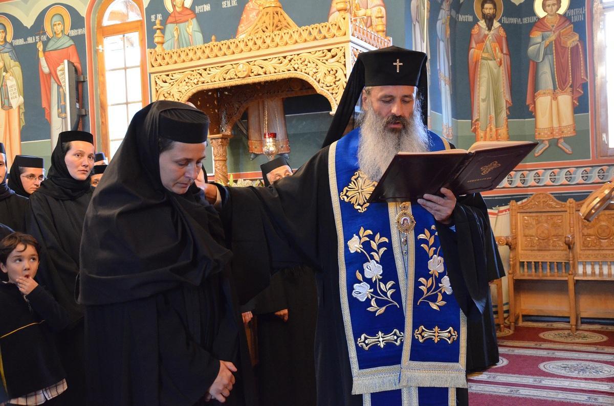 Schimonahia Justina Bujor, hirotesită stareţă a Mănăstirii Paltin - Petru Vodă de către IPS Părinte Mitropolit Teofan al Moldovei și Bucovinei.