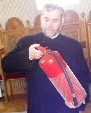 Preotul Ion Jalbă, pregătindu-se de împărtășanie.