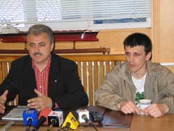 Adrian Mihălcioiu și Daniel - Eduard Dinescu, în timpul conferinței de presă din România.