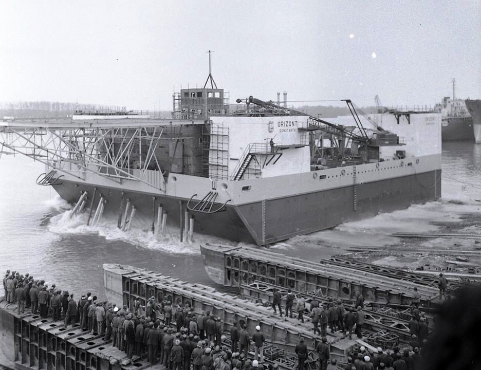 1981, Șantierul Naval Galați. Lansarea la apă a platformei de foraj marin ORIZONT, a doua construcție de acest tip, după GLORIA.