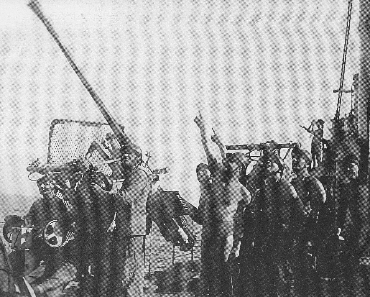 Baterie AA (antiaeriană) la bordul distrugătorului MĂREȘTI, anul 1941.