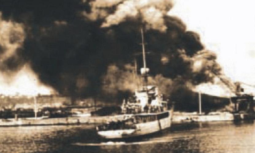 NMS „Amiral Murgescu“ în timpul bombardamentelor aeriene ale aviației sovietice asupra portului Constanța.
