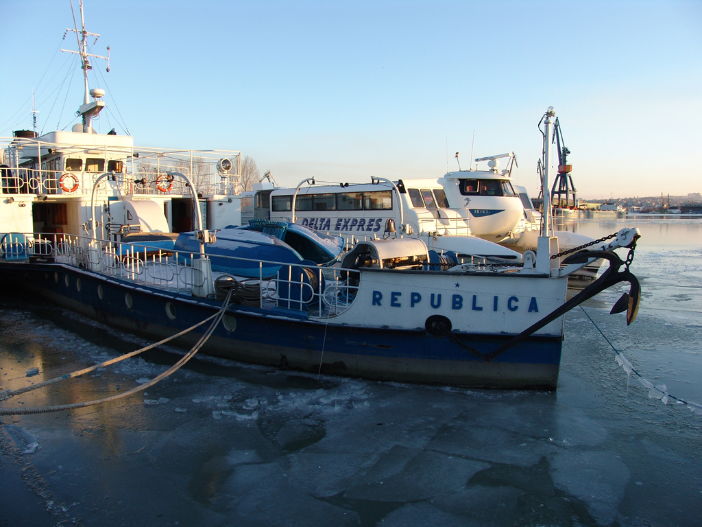 Nava de pasageri „Republica“ cuprinsă de sloiuri de gheață.