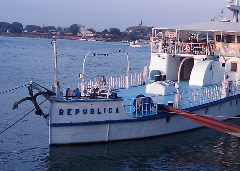 Nava de pasageri „Republica“ (vedere din prova).