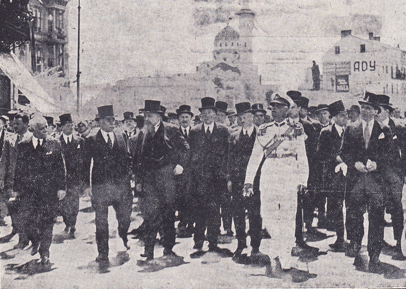 16 iunie 1935, Piața Ovidiu, Constanța. Nicolae Iorga, Nicolae Titulescu, membri din Guvernul și Parlamentul României, autorități civile și militare, însoțind cortegiul spre gara C.F.R. Constanța.