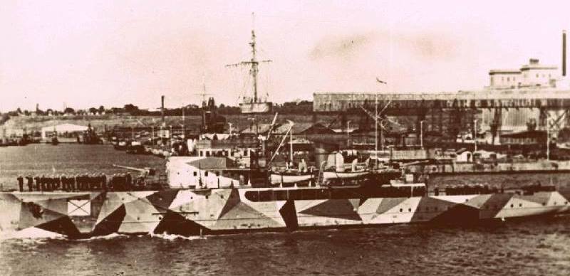 Septembrie 1942. Puitorul N.M.S. „Amiral Murgescu“ în camuflaj de război (bazinul vechi al portului Constanța; se vede estacada din fa'a silozurilor).