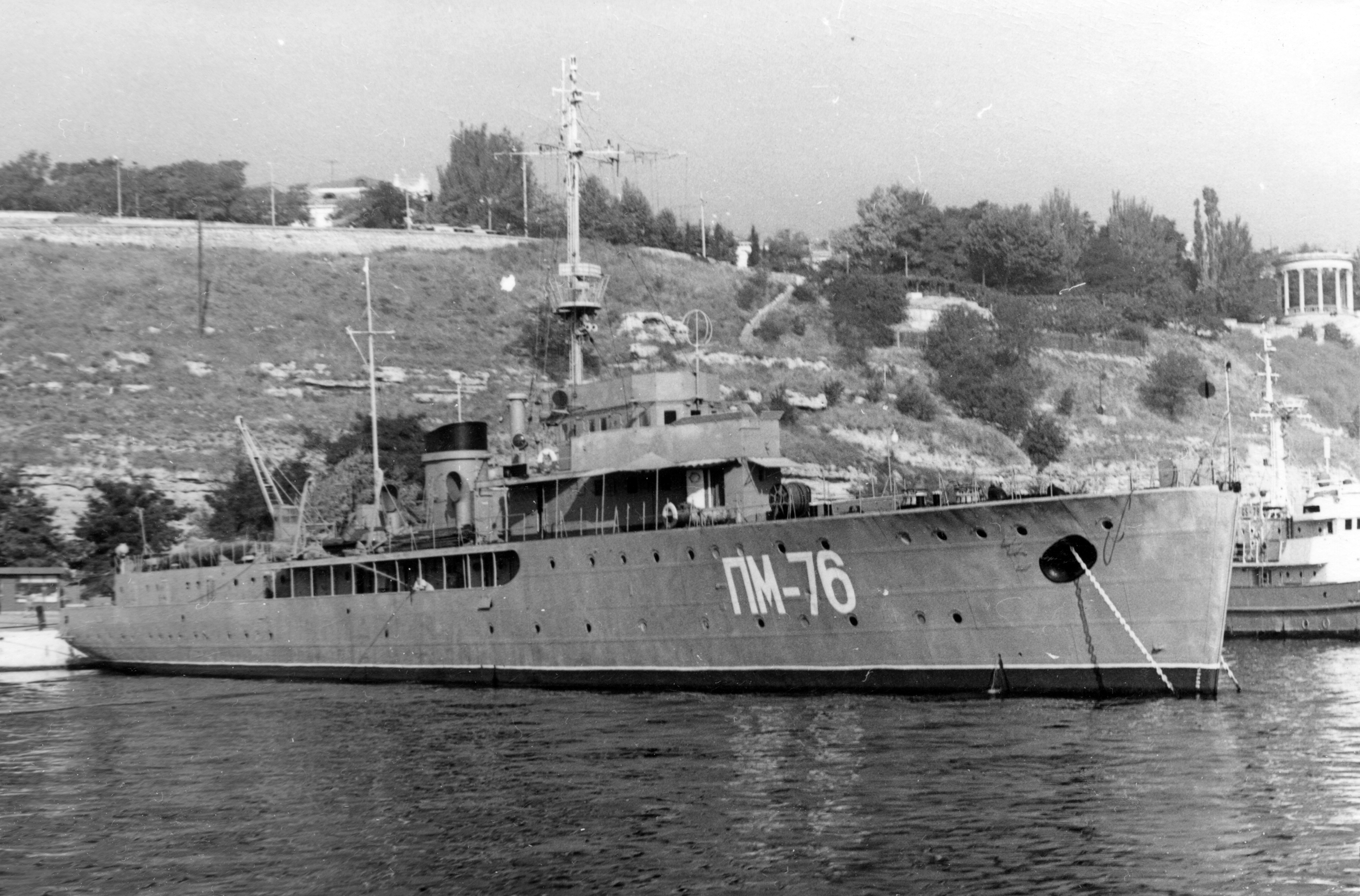 Puitorul de mine „Amiral Murgescu“ în anul 1976, în portul sovietic Sevastopol.