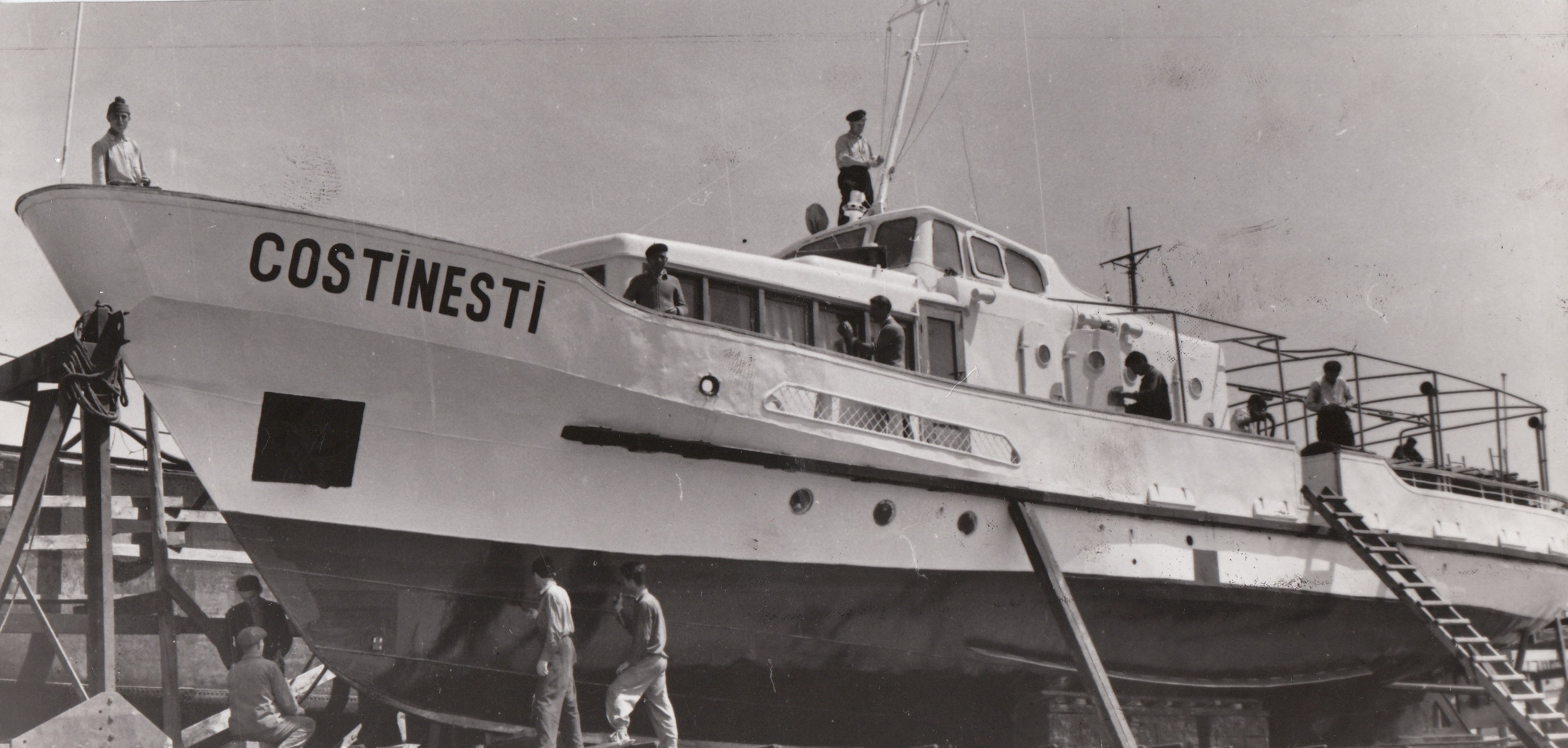Hidrobuzul COSTINEȘTI în timpul reparațiilor din Șantierul Naval Constanța (foto din anii '60).