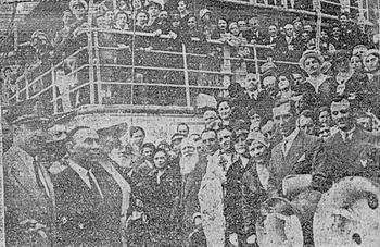 Invitații la botezul navei Alba Iulia, pe puntea vasului. În mijloc, amiralul Ion Coandă şi primarul Dumitru Bogdan.