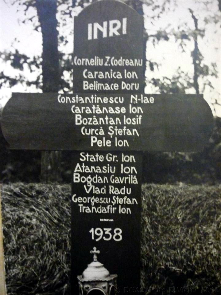 Crucea cu numele celor asasinaţi în noaptea de 29/ 30 noiembrie 1938.