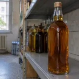 Sticle cu băuturi spirtoase pe raft