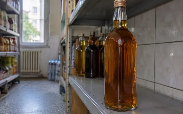 Sticle cu băuturi spirtoase pe raft