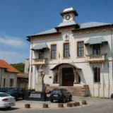 Clădire cu drapel și monument