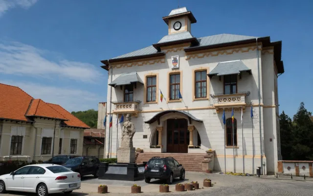 Clădire cu drapel și monument