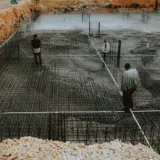 O imagine de pe un șantier de construcții care arată fundația unei clădiri în curs de realizare