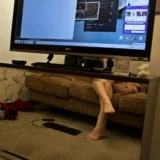 Monitor și picioare de model videochat