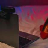 Laptop și cameră pentru videochat