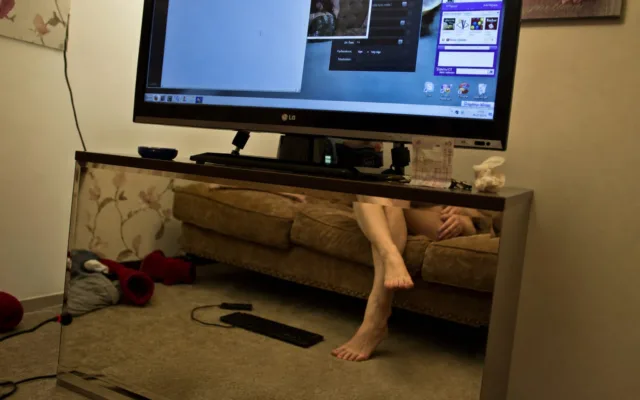Monitor și picioare de model videochat