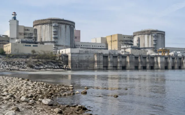 Centrala nucleară de la Cernavodă situată pe malul Dunării