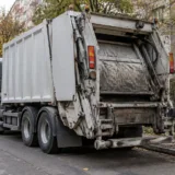 Autospecială de salubritate în timpul colectării