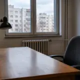 Birou gol cu lampă și scaun