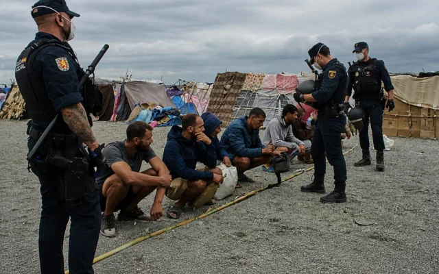 Migranți lângă centre de returnare