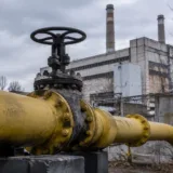 Conductă de gaz și clădire industrială
