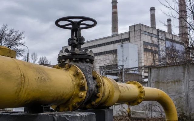 Conductă de gaz și clădire industrială