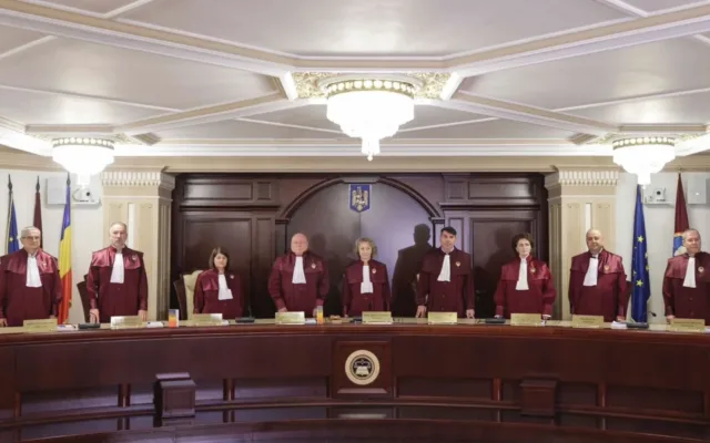 Judecători în robe oficiale