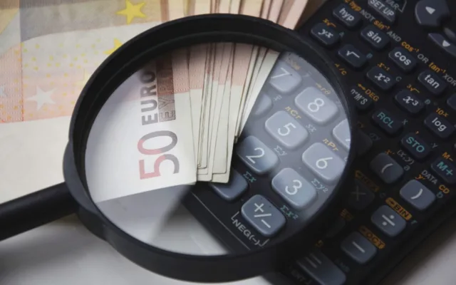 Bancnote, lupă și calculator științific