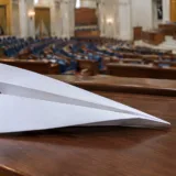 Avion de hârtie la Deputies