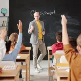 Profesori plătiti cu ora în clasă