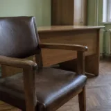 Scaun gol într-un birou școlar