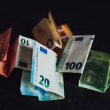 Bancnote euro împăturite pe fundal negru