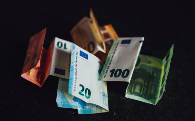 Bancnote euro împăturite pe fundal negru