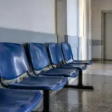 Scaune goale în așteptarea programării