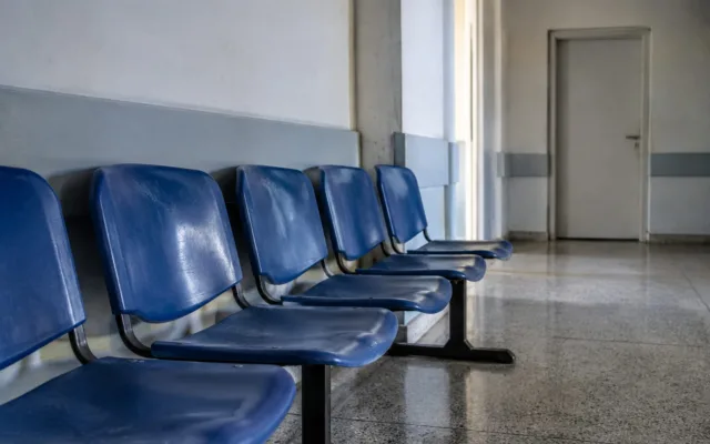 Scaune goale în așteptarea programării