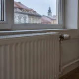 Calorifer lângă o fereastră deschisă