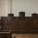 Sală de judecată goală