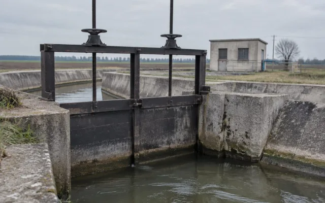 Canal cu infrastructură de irigații